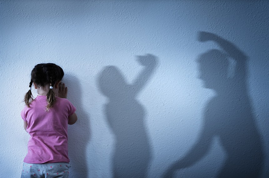 Imagem Ilustrando a Notícia: Pais investigados por violência familiar podem perder guarda dos filhos; entenda o projeto