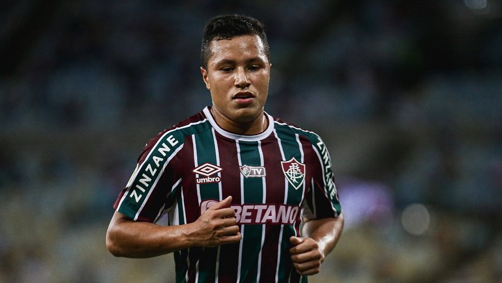 Imagem Ilustrando a Notícia: Goiás interessa em lateral do Fluminense e pode perder Artur para time da Série C