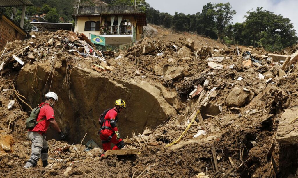 Imagem Ilustrando a Notícia: Bombeiros informam que já são 233 o número de mortos pelas chuvas de fevereiro em Petrópolis