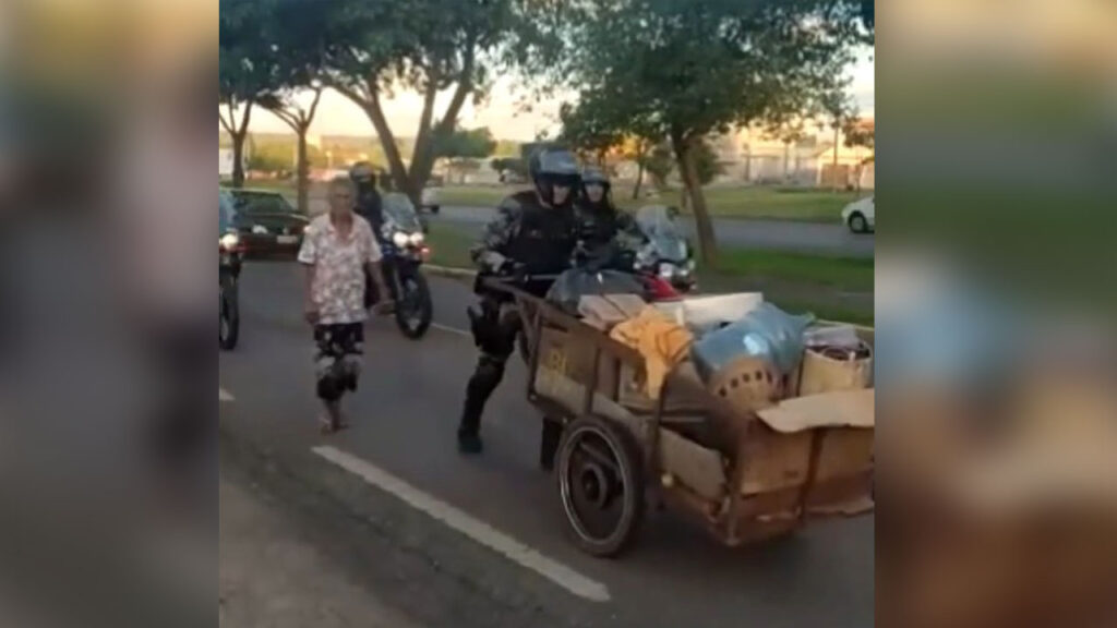 Imagem Ilustrando a Notícia: Policiais militares empurram carrinho para ajudar idosa catadora de recicláveis; assista