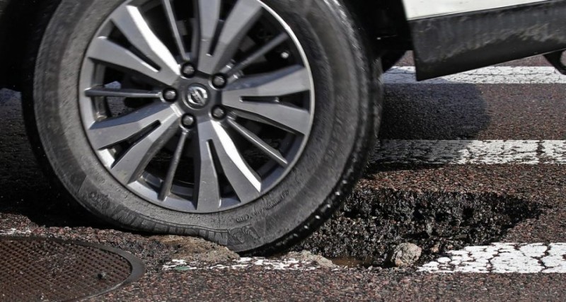 Imagem Ilustrando a Notícia: Motorista que perdeu dois pneus por causa de buraco será ressarcido pela Goinfra