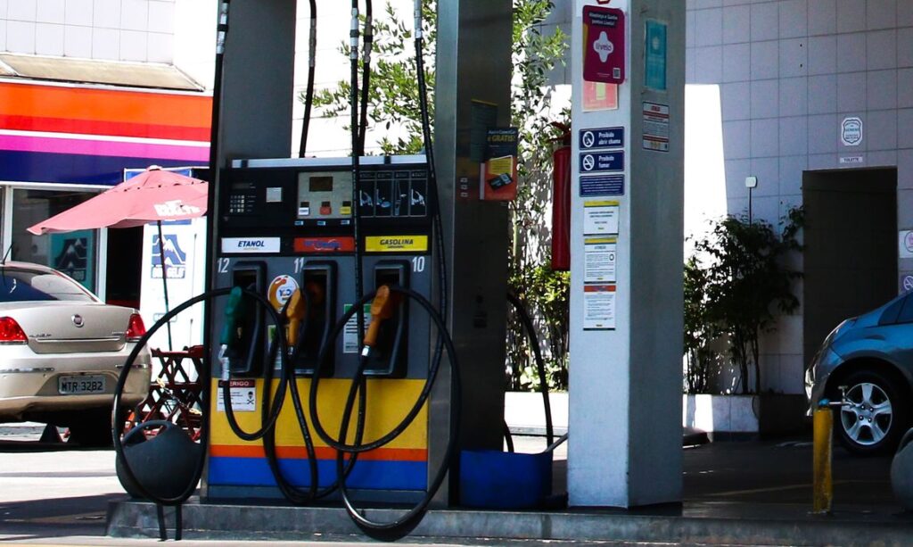 Imagem Ilustrando a Notícia: Petrobras anuncia mais aumento nos preços da gasolina, diesel e gás de cozinha