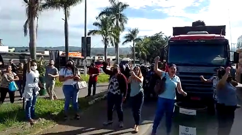 Imagem Ilustrando a Notícia: Moradores de Teresópolis de Goiás interditam BR-060 em protesto pela falta de ônibus; assista