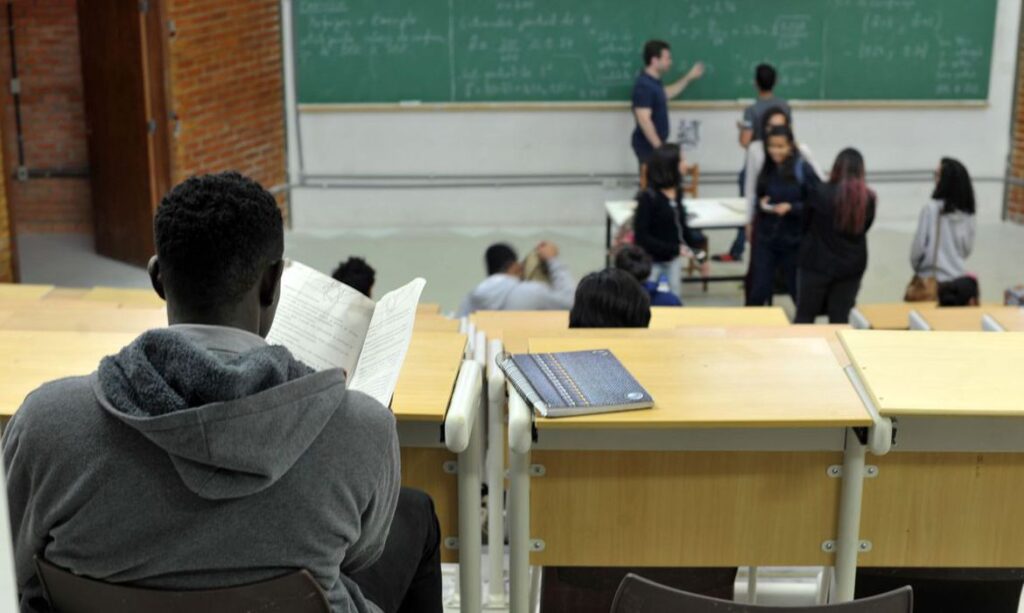 Imagem Ilustrando a Notícia: PEC 206 prevê cobrança de mensalidade em universidades públicas; saiba mais