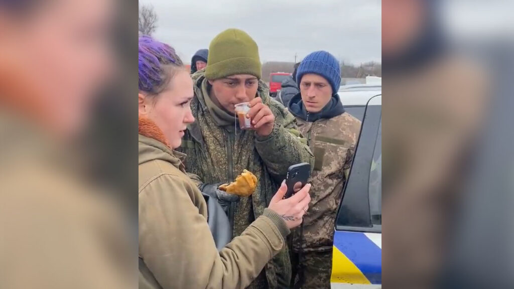 Imagem Ilustrando a Notícia: Soldado russo é alimentado por civis ucranianos após se render; vídeo