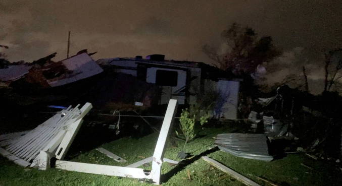 Imagem Ilustrando a Notícia: Tornado mata pelo menos uma pessoa nos EUA; muitos estão presos nos destroços das casas
