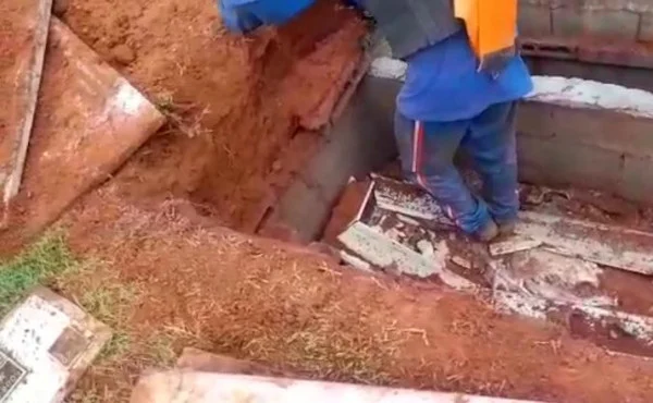 Imagem Ilustrando a Notícia: Vídeo flagra pedreiros pisando em ossos em cima de um caixão parcialmente quebrado
