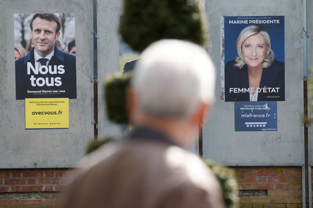 Imagem Ilustrando a Notícia: Macron derrota extrema direita nas urnas na França, apontam pesquisas