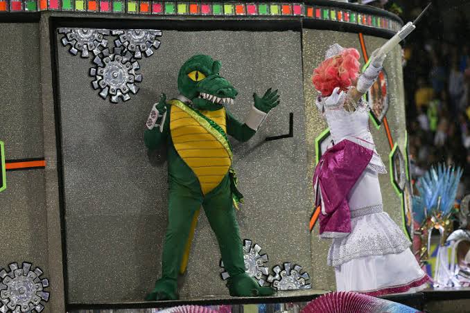 Imagem Ilustrando a Notícia: Criticado durante desfiles de Carnaval, Bolsonaro ironiza apresentação da Rosas de Ouro