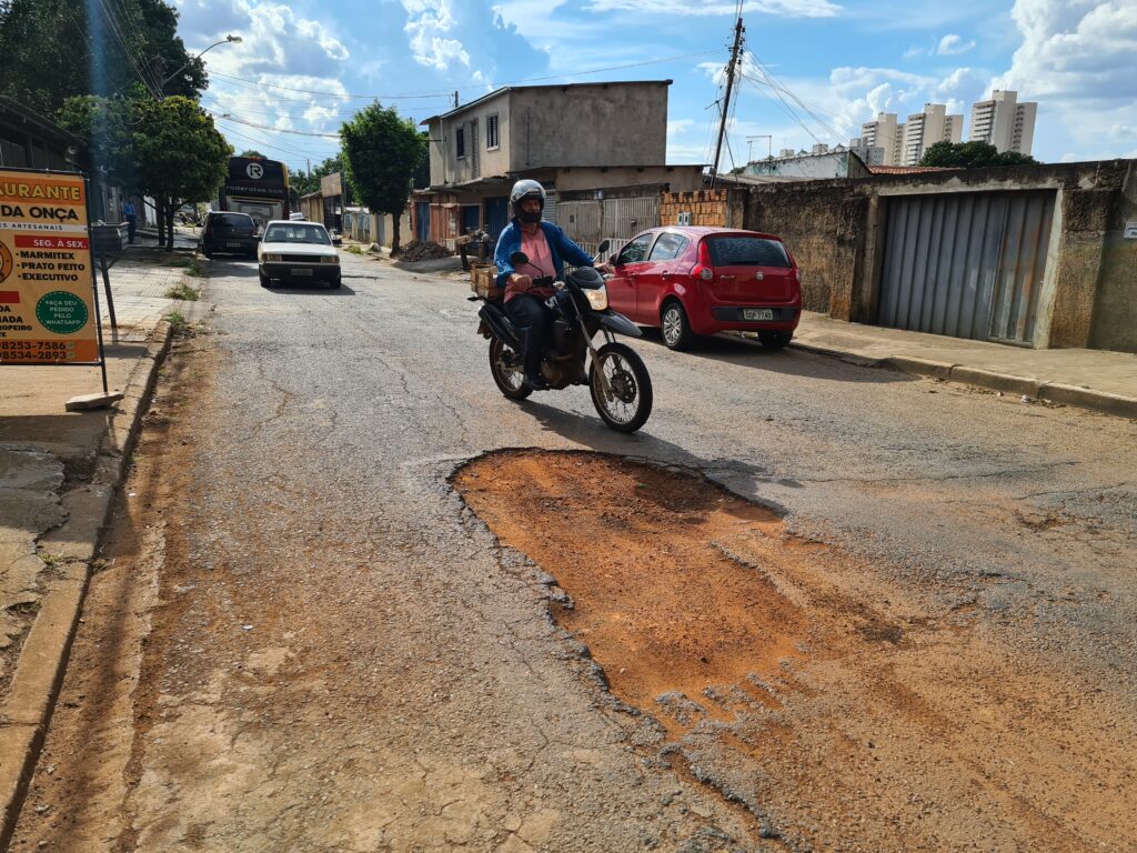 Imagem Ilustrando a Notícia: Ruas da Vila Viana padecem com crateras, falta de sinalização e criminalidade
