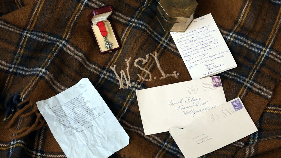 Imagem Ilustrando a Notícia: Cobertor, medalha de honra e cartas: veja alguns itens que sobreviveram ao Titanic e que serão leiloados