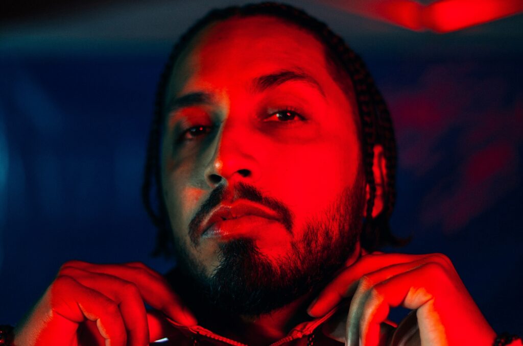 Imagem Ilustrando a Notícia: Com novas perspectivas de criação, o rapper Rashid acaba de lançar a música ‘Pílula Vermelha, Pílula Azul’