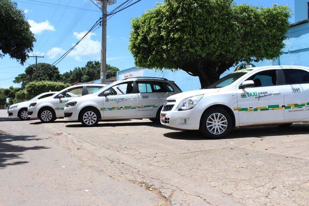 Imagem Ilustrando a Notícia: Tarifa de táxi tem aumento de 20% em Goiânia; confira os novos valores de cobrança