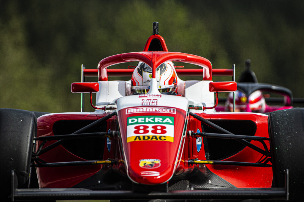 Imagem Ilustrando a Notícia: Rafael Câmara é o segundo colocado nas duas corridas da F4 alemã em Spa no sábado
