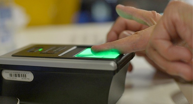 Imagem Ilustrando a Notícia: Eleitor poderá votar mesmo sem biometria em 2022, afirma TSE em combate às fake news