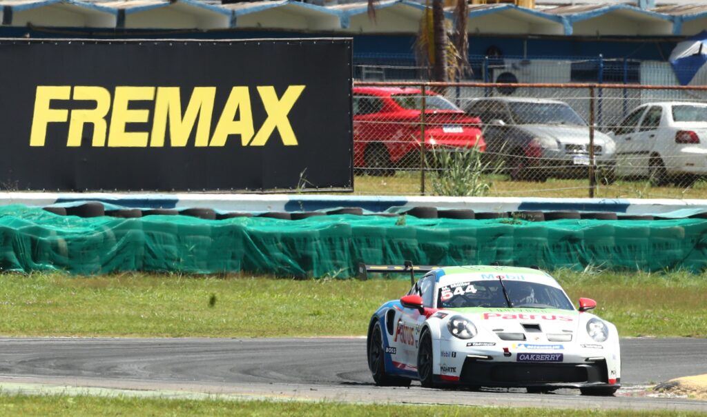 Imagem Ilustrando a Notícia: Com pole recorde, Marçal Muller vence na abertura da Porsche Cup em Goiânia