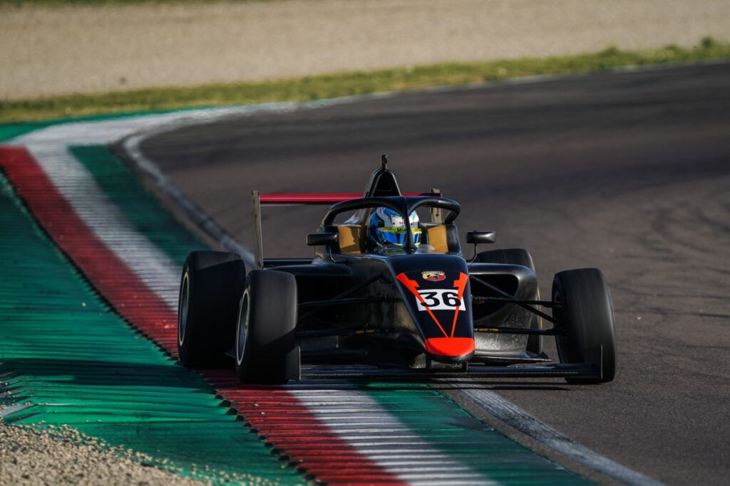 Imagem Ilustrando a Notícia: Após vitórias no Kart, Pedro Clerot é destaque novamente nos testes de F4 na Europa