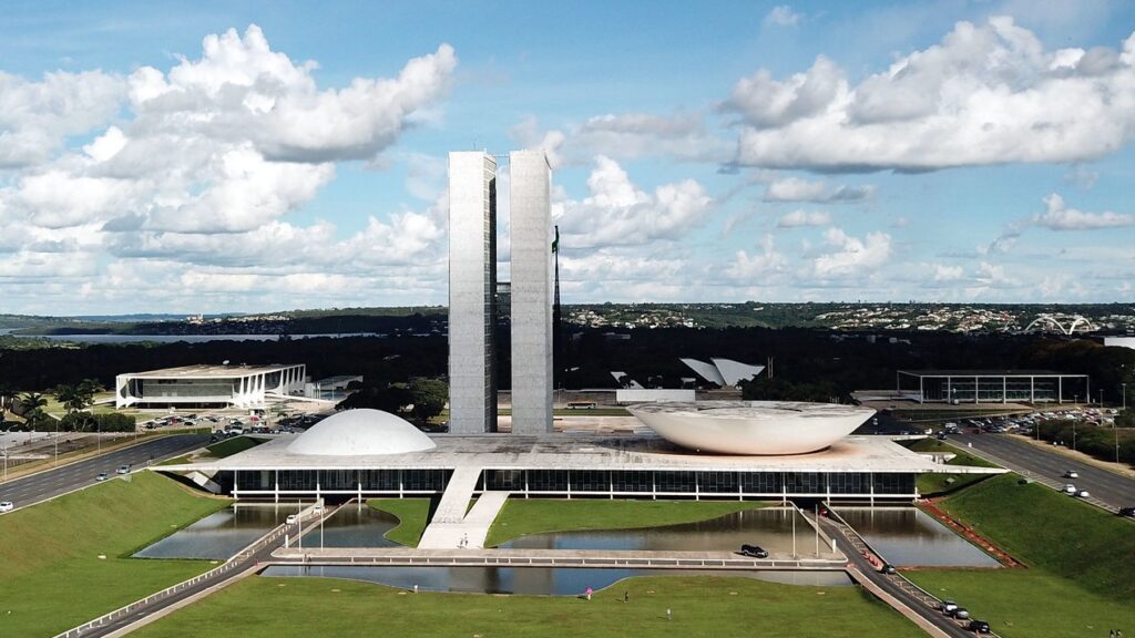 Imagem Ilustrando a Notícia: Governo Bolsonaro prevê déficit de R$ 65 bi para 2023; confira reajuste previsto para salário mínimo