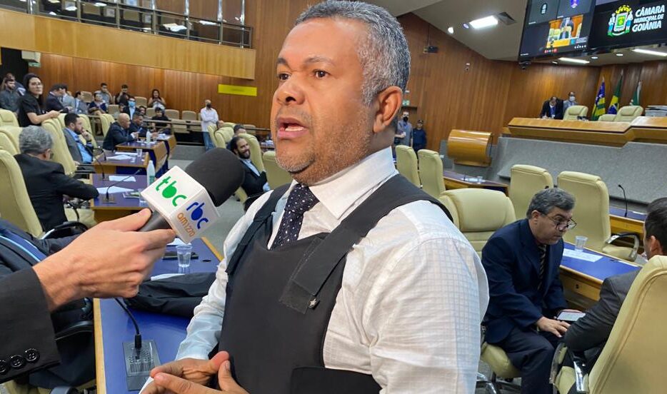 Imagem Ilustrando a Notícia: Vereador aparece vestido com colete à prova de balas na Câmara Municipal de Goiânia