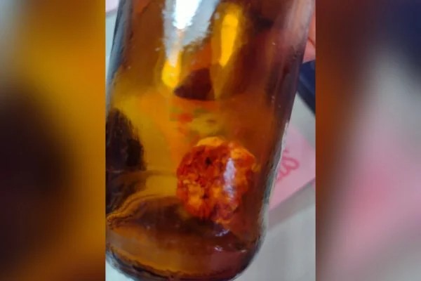 Imagem Ilustrando a Notícia: Homem afirma ter encontrado um corpo estranho dentro de garrafa de cerveja, em São Paulo