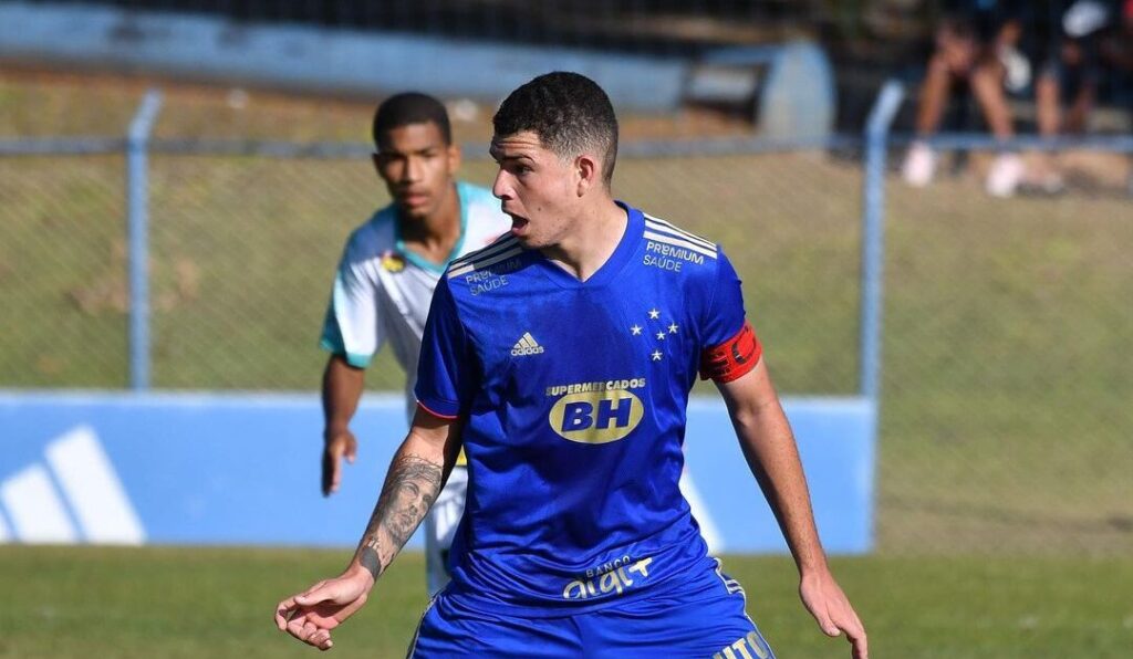 Imagem Ilustrando a Notícia: Goiás acerta a contratação de volante ex-Cruzeiro para o time Sub-20