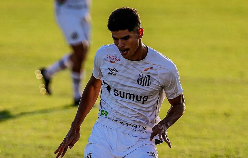 Imagem Ilustrando a Notícia: Volante rescinde com Santos e acerta com Grêmio Anápolis para a Série D
