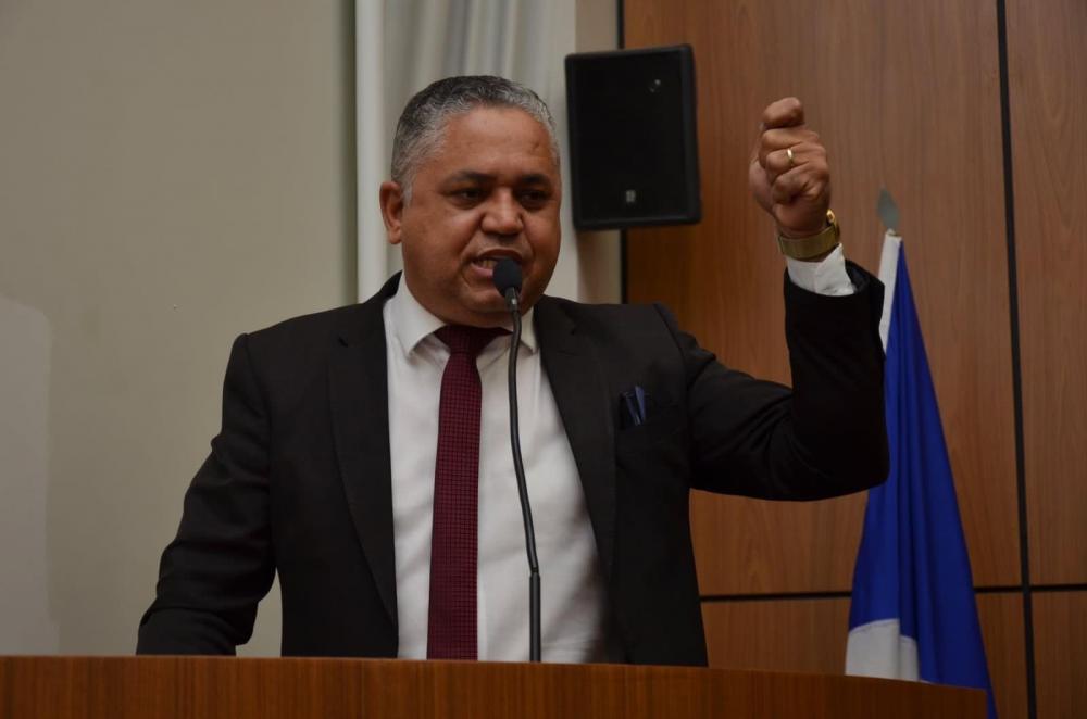 Imagem Ilustrando a Notícia: Vereador de Palmas ameaça “dar lapada” em secretária municipal durante discurso na Câmara; assista
