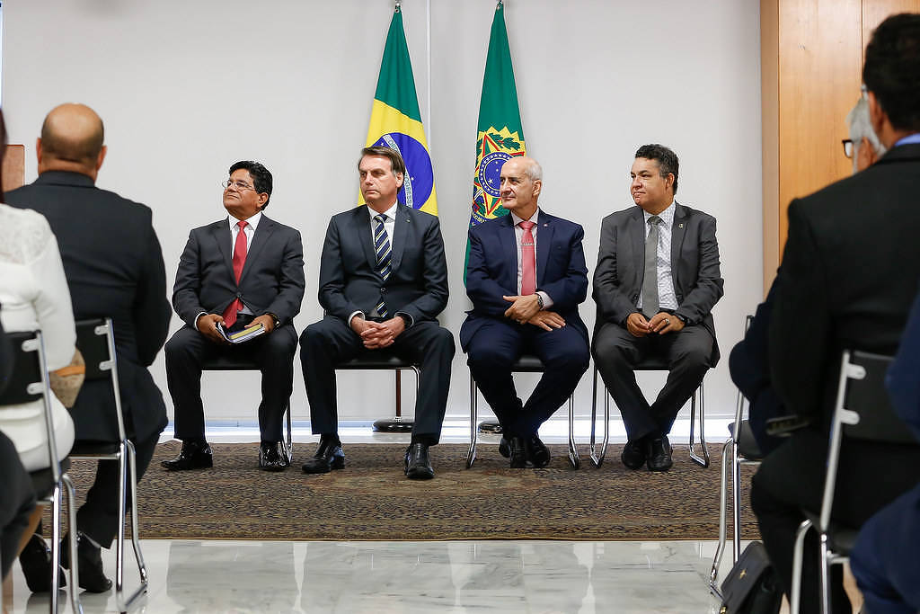 Imagem Ilustrando a Notícia: PDT aciona PGR para que sigilo de reuniões de Bolsonaro com pastores investigados no MEC seja derrubado