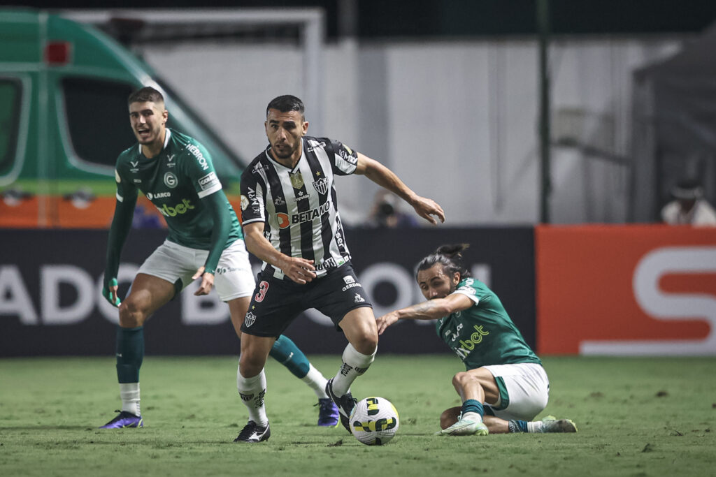 Imagem Ilustrando a Notícia: Goiás fica duas vezes atrás do placar, mas busca empate diante do Atlético Mineiro