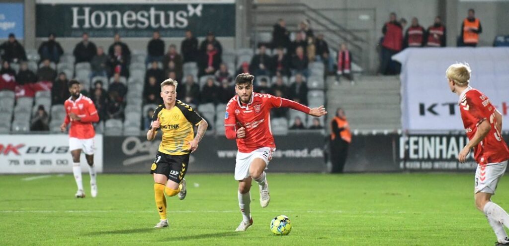 Imagem Ilustrando a Notícia: Zagueiro esmeraldino se destaca em solo dinamarquês e pode ser negociado no final da temporada