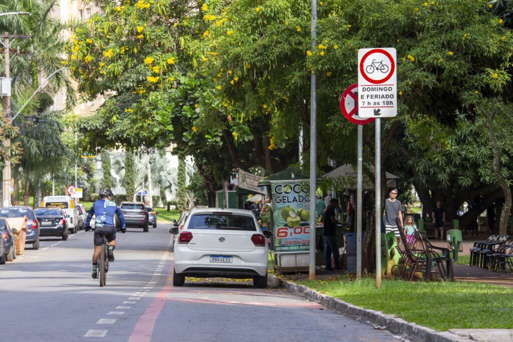 Imagem Ilustrando a Notícia: Ciclistas denunciam falta de infraestrutura e fiscalização nas ciclovias de Goiânia