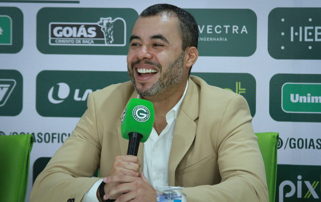 Imagem Ilustrando a Notícia: Jair Ventura é apresentado e estreia no sábado, diante do Palmeiras: “Feliz e motivado”