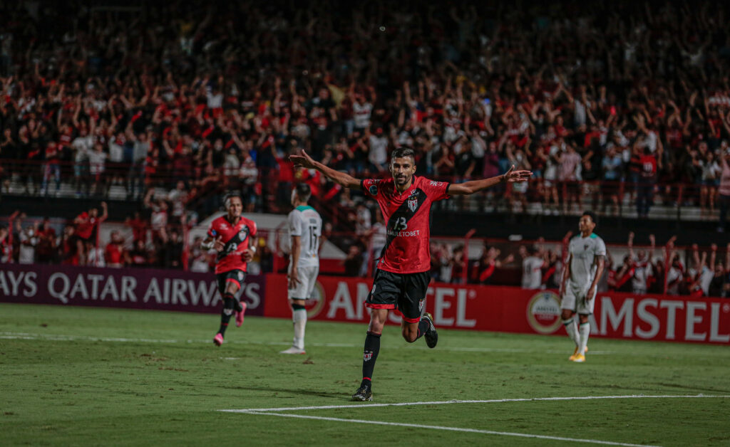 Imagem Ilustrando a Notícia: Em noite inspirada de Jorginho, Atlético goleia a LDU em sua estreia na Sul-Americana