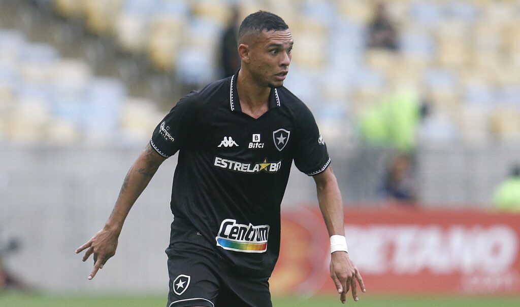 Imagem Ilustrando a Notícia: Atlético Goianiense acerta o retorno do meia-atacante Luiz Fernando, que estava no Botafogo