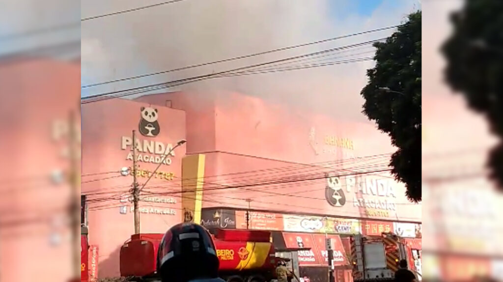 Imagem Ilustrando a Notícia: Incêndio atinge shopping no Centro de Goiânia; suspeita é de que fogo começou no cinema