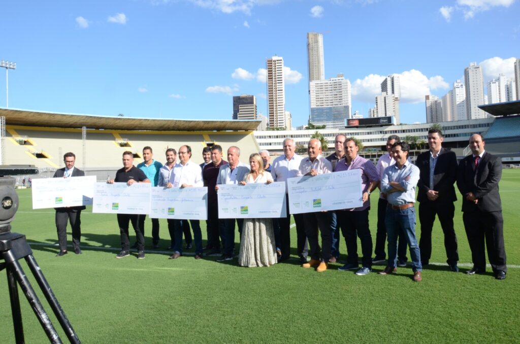 Imagem Ilustrando a Notícia: Governo entrega R$ 3 milhões em prêmios aos times da 1ª divisão do futebol goiano