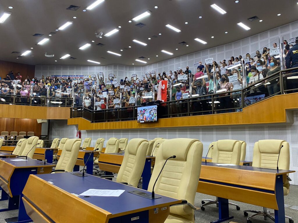 Imagem Ilustrando a Notícia: ‘Câmara cheia, plenário vazio’ marca dia de protestos no Legislativo