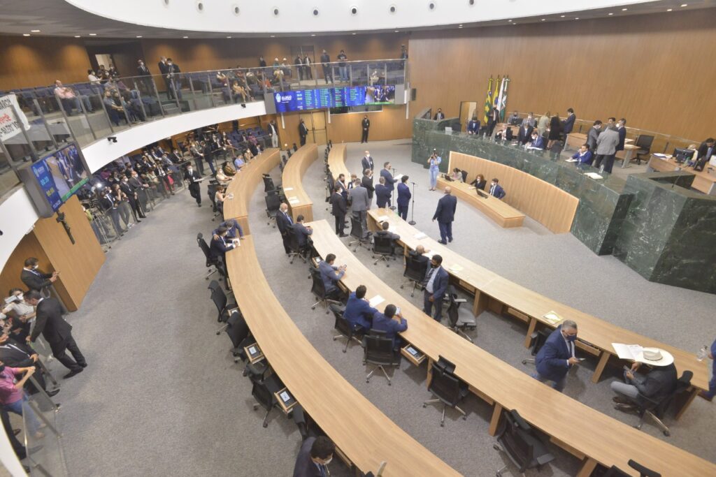 Imagem Ilustrando a Notícia: Mais de 70 deputados trocam de legenda na janela partidária em Brasília. Veja em Goiás