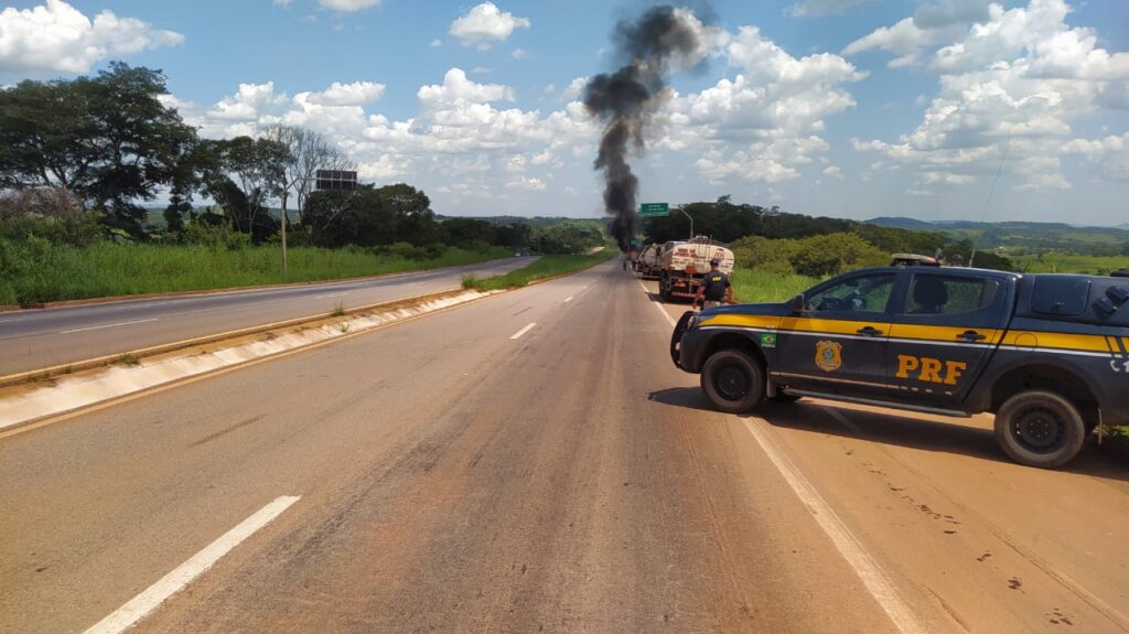 Imagem Ilustrando a Notícia: Após carreta se incendiar, BR 060 está parcialmente interditada, em Abadia de Goiás; veja vídeo