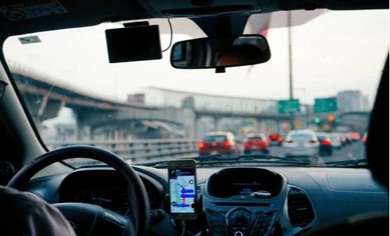 Imagem Ilustrando a Notícia: Atualização permite que motoristas da Uber saibam destino e valor da corrida em Goiás