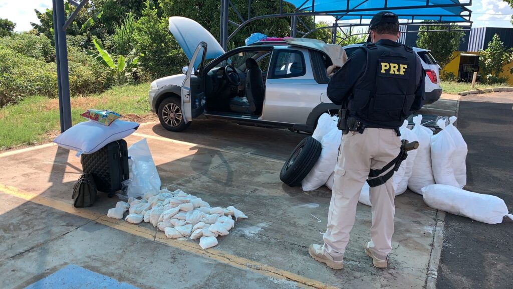 Imagem Ilustrando a Notícia: Operações da PRF apreendem mais de 200kg de cocaína e 400kg de agrotóxicos irregulares, em Goiás