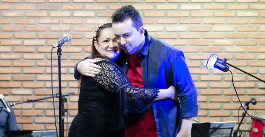 Imagem Ilustrando a Notícia: Conheça Maurício Garcêz, músico autista que lança show online com canções autorais neste domingo (10)
