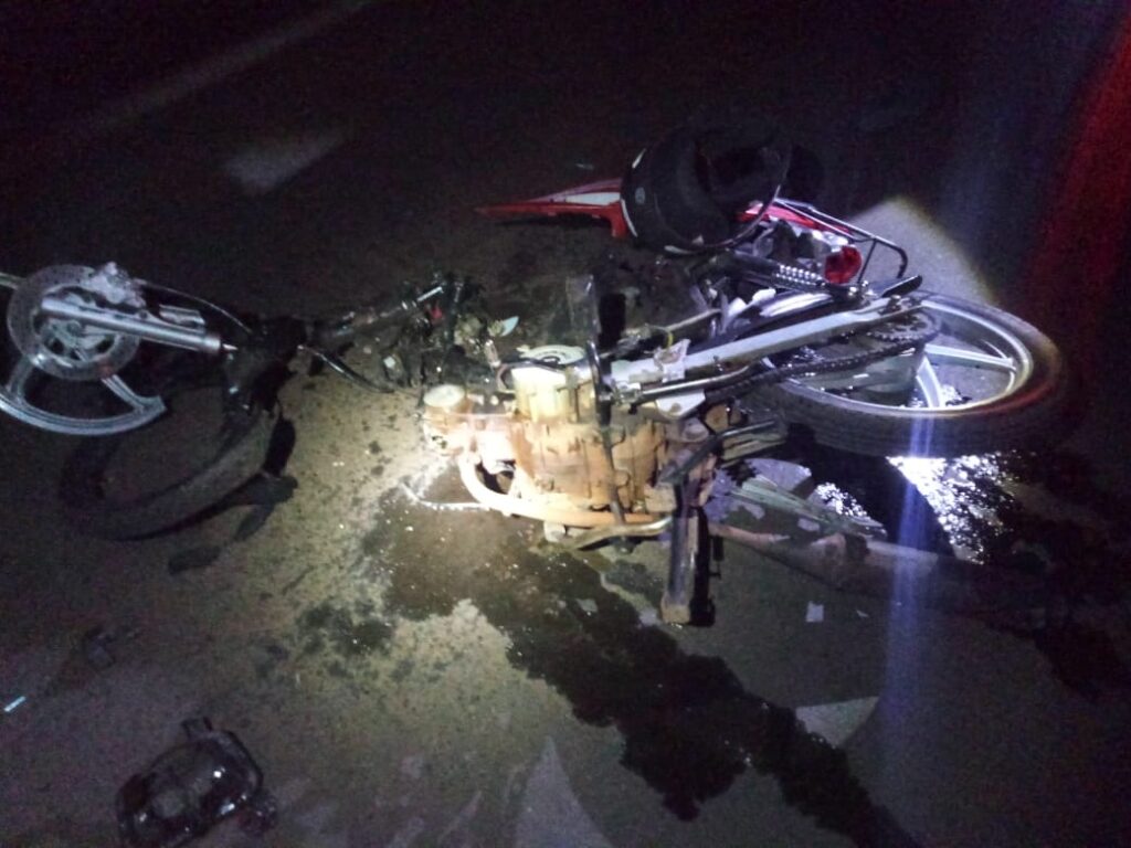 Imagem Ilustrando a Notícia: Colisão frontal entre moto e carro de passeio mata uma pessoa na BR-153, em Itumbiara