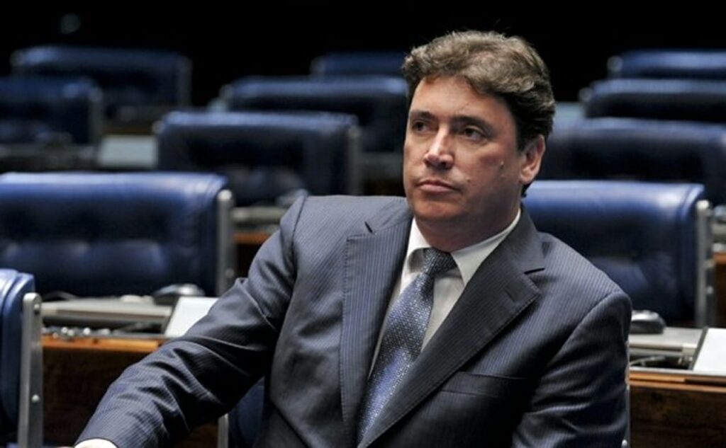 Imagem Ilustrando a Notícia: Provável senador de Jair Bolsonaro e Vitor Hugo é escanteado em Rio Verde