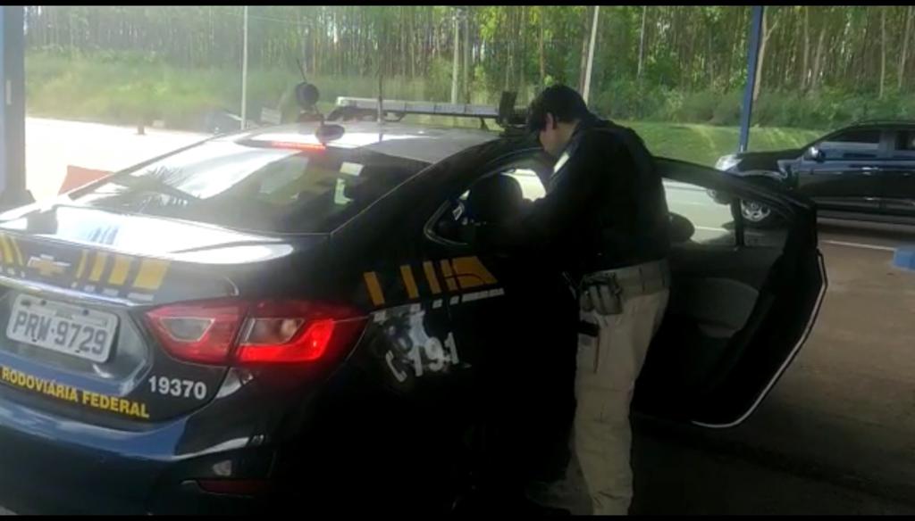 Imagem Ilustrando a Notícia: Veja o vídeo do motorista que pediu informação na base da PRF e acabou preso por embriaguez