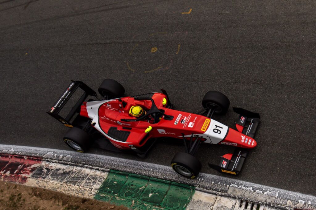 Imagem Ilustrando a Notícia: Dudu Barrichello tem grande desafio em Monza com pista seca, molhada, bandeiras amarelas na estreia do FRECA