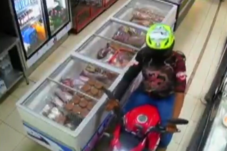 Imagem Ilustrando a Notícia: Homem entra de moto dentro de açougue e rouba R$ 350 de carnes, em Goiânia