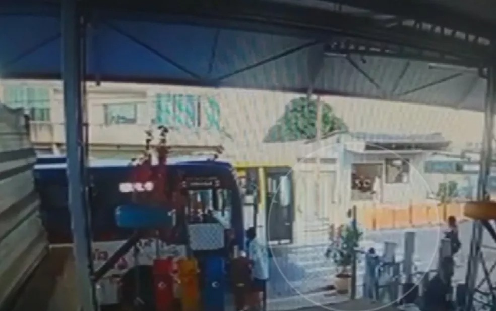 Imagem Ilustrando a Notícia: Criança se solta da mãe e quase é atropelada por ônibus dentro do Terminal Isidória, em Goiânia