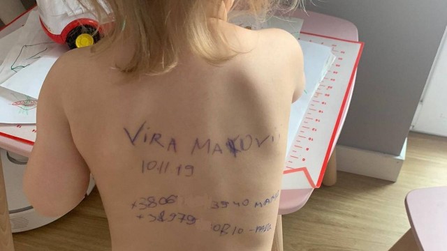 Imagem Ilustrando a Notícia: Com medo de perder a filha no conflito na Ucrânia, mãe escreve dados pessoais nas costas da menina