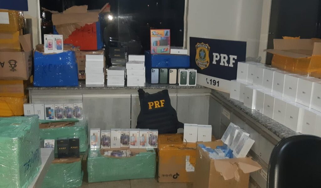 Imagem Ilustrando a Notícia: PRF apreende 540 celulares e produtos eletrônicos vindos do Paraguai sem nota fiscal, em Itumbiara